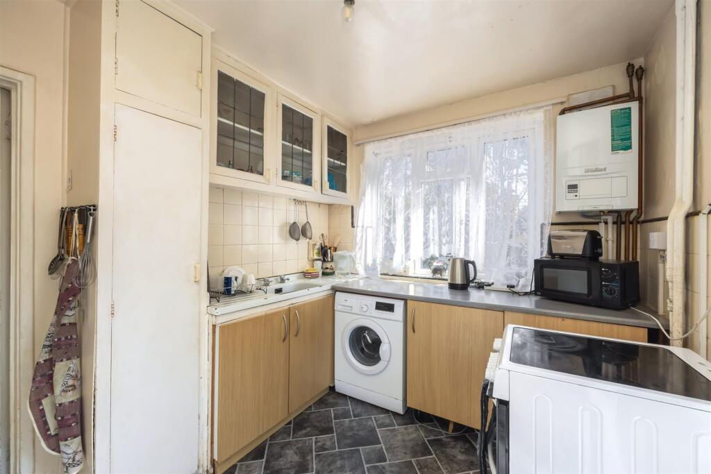 King George VI Dr 17 KITCHEN 3.jpeg