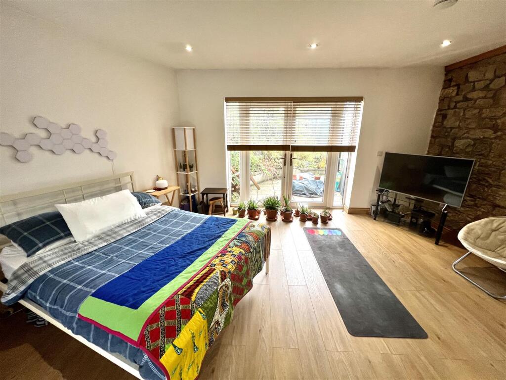 GROUND FLOOR BEDROOM SUITE