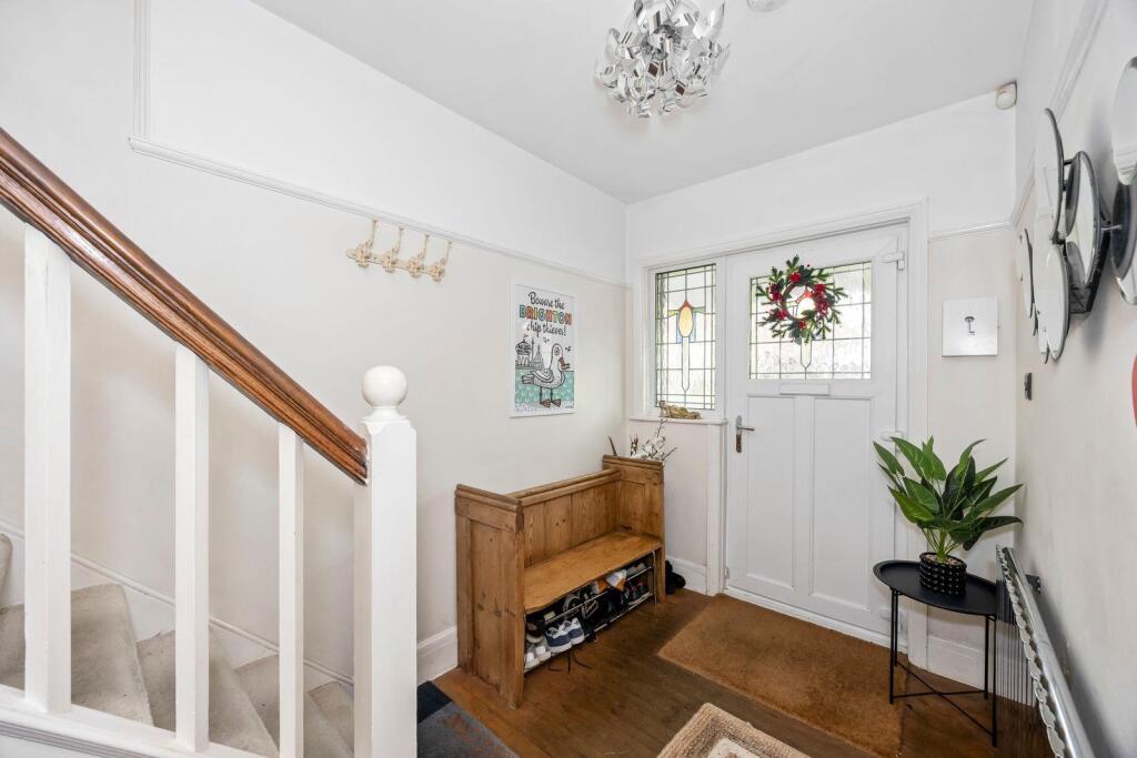 Woodhouse Road 48 ENTRANCE HALL.jpeg