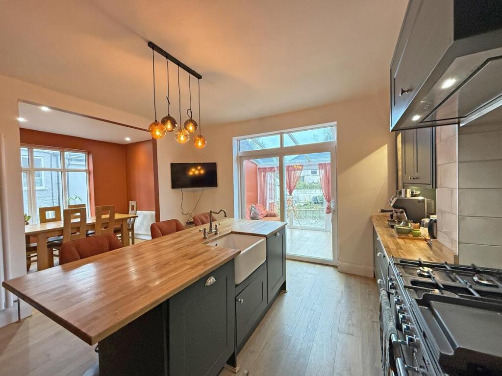 Cresthill Road 6 - KItchen 4.jpg