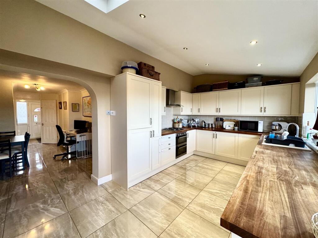 OPEN PLAN KITCHEN/BREAKFAST ROOM