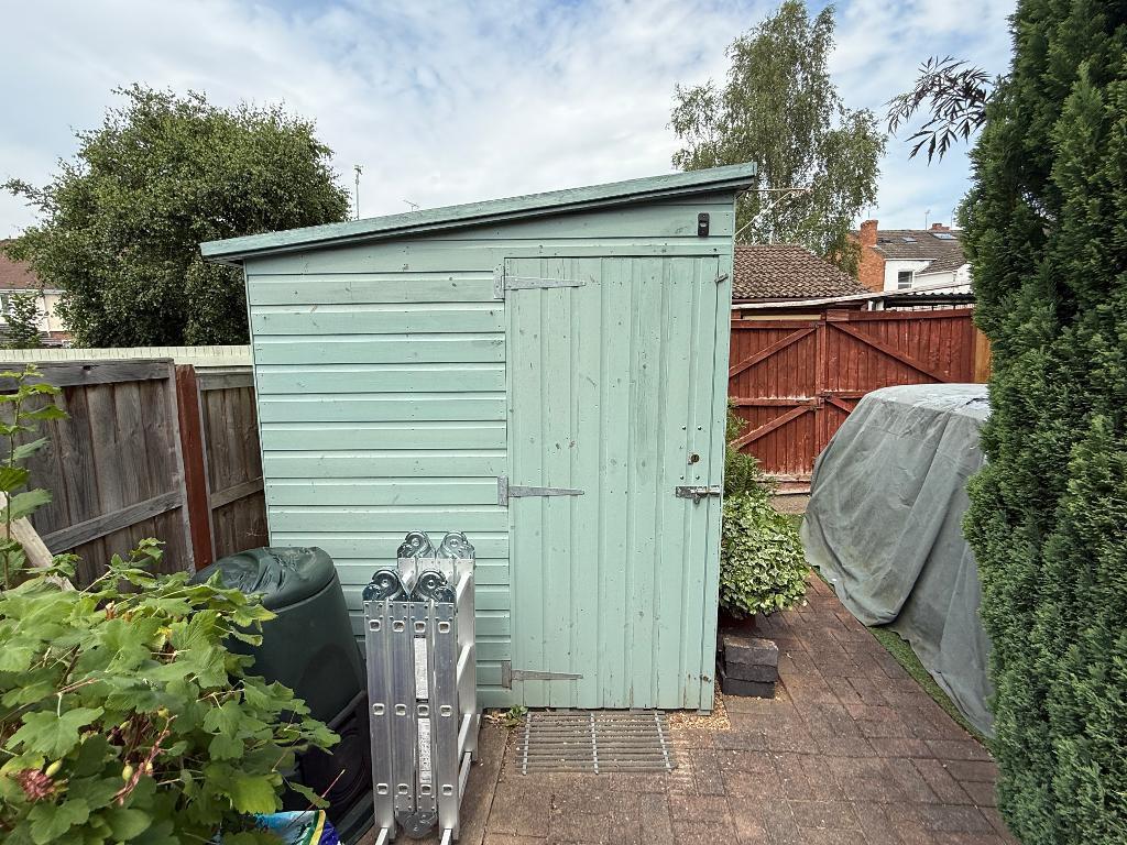 Large garden shed in rear garden