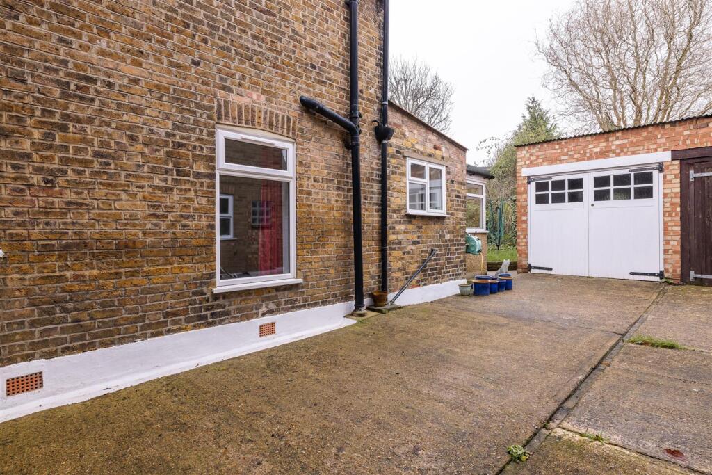 Mulberry Way, E18
