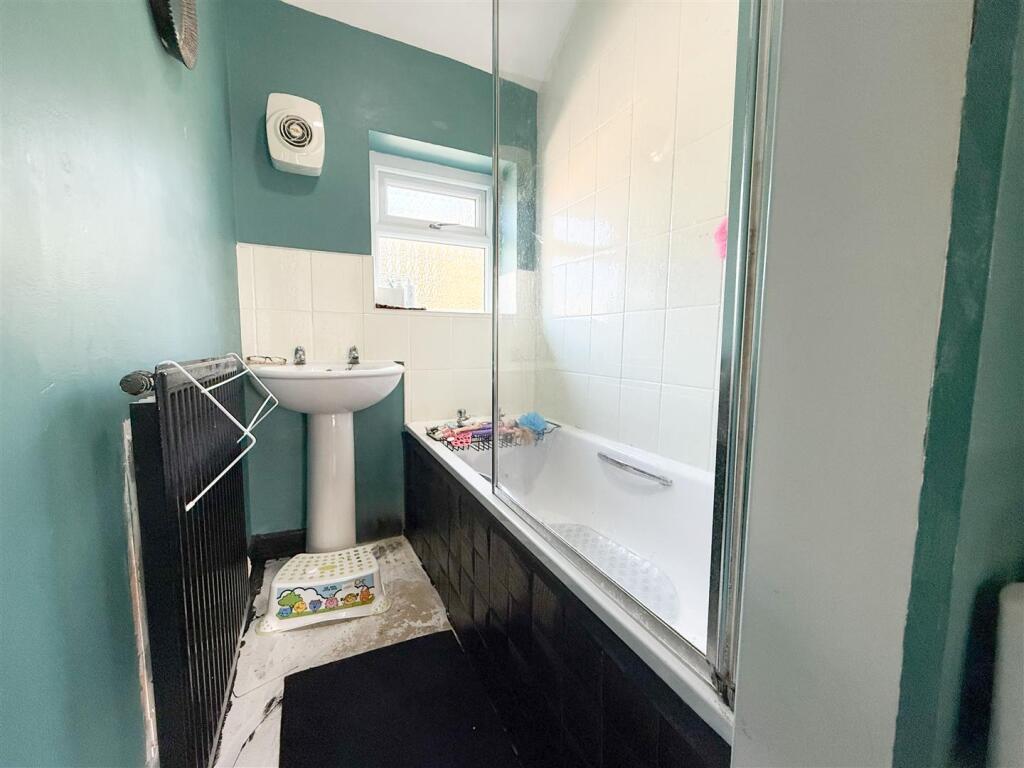 FAMILY BATHROOM