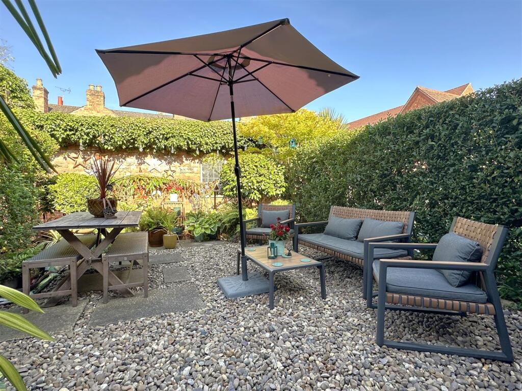 Private Secluded Garden 987