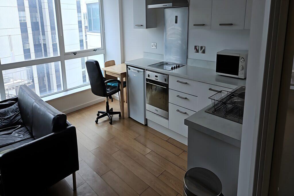 Macro Island - Kitchen