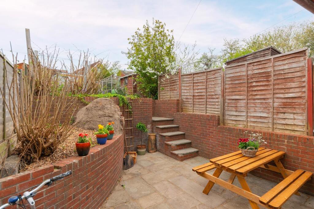 1B0H9HN - External H.jpg