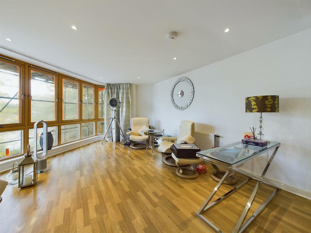 17 - Harbourside Flat for Auction, Bristol.jpg