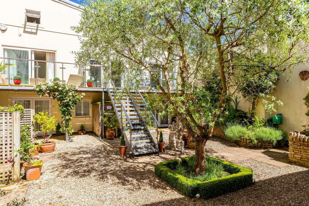 6 Painswick Heights outside 2.jpg