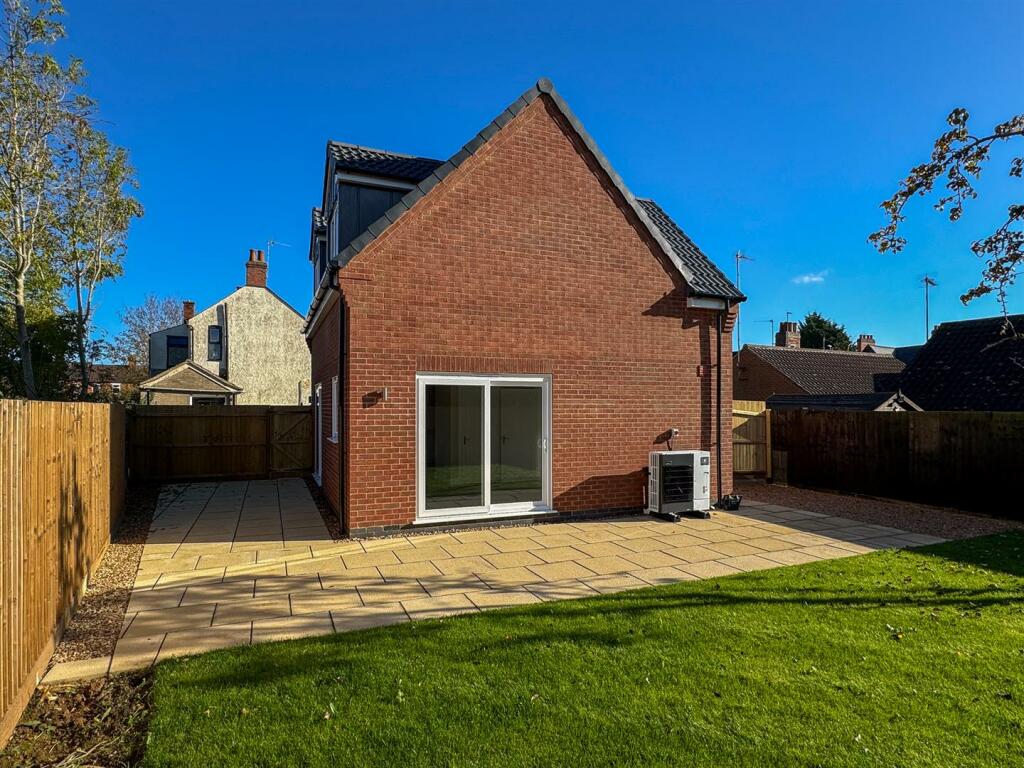 6A Staion Rd Desborough-32.jpg