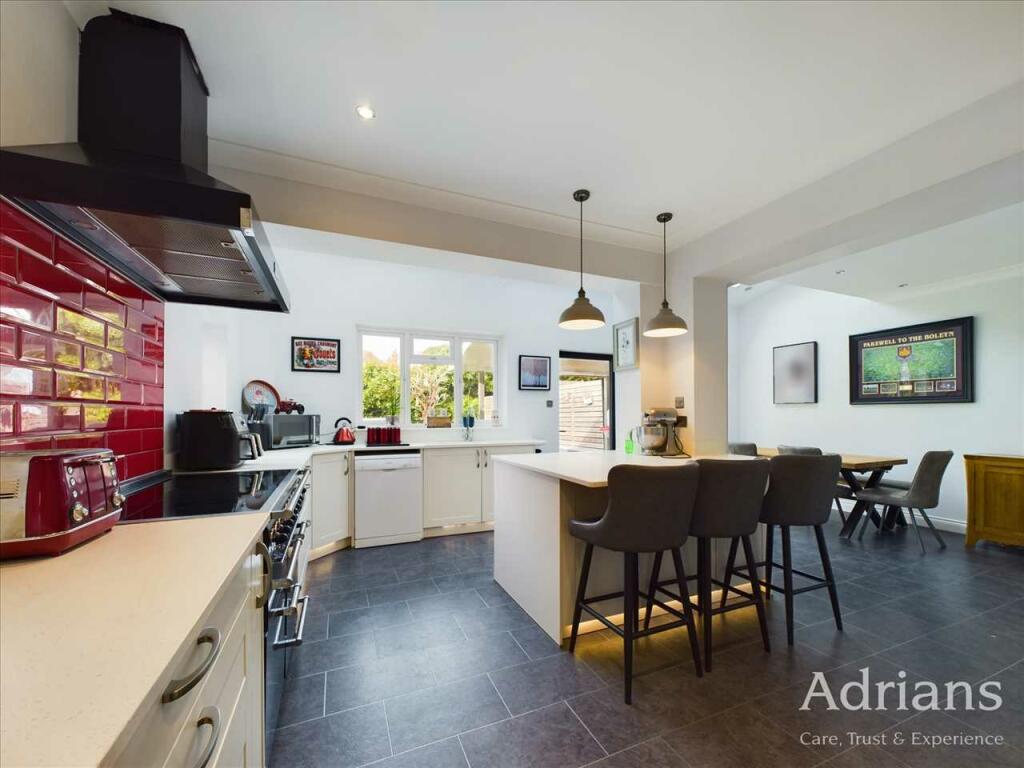 KITCHEN / DINING /