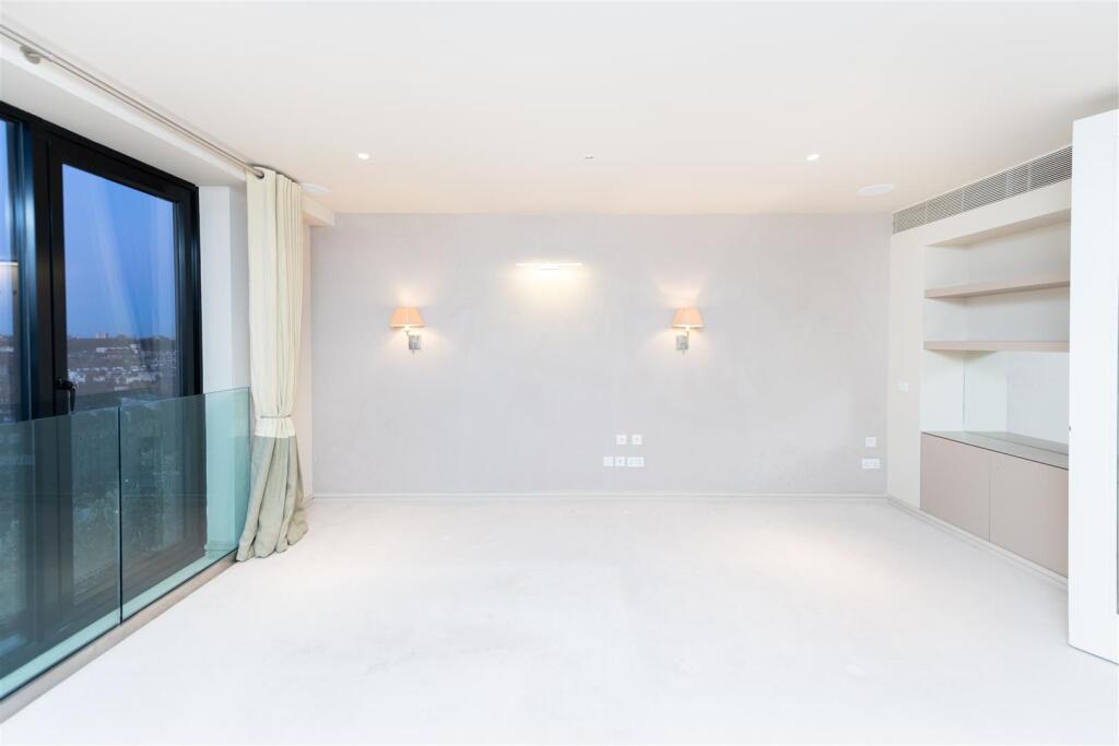 Master Bedroom         .jpg