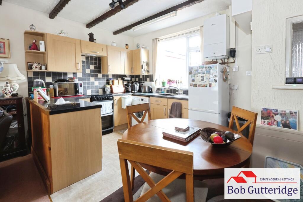 OPEN PLAN LOUNGE / FITTED KITCHEN / DINER