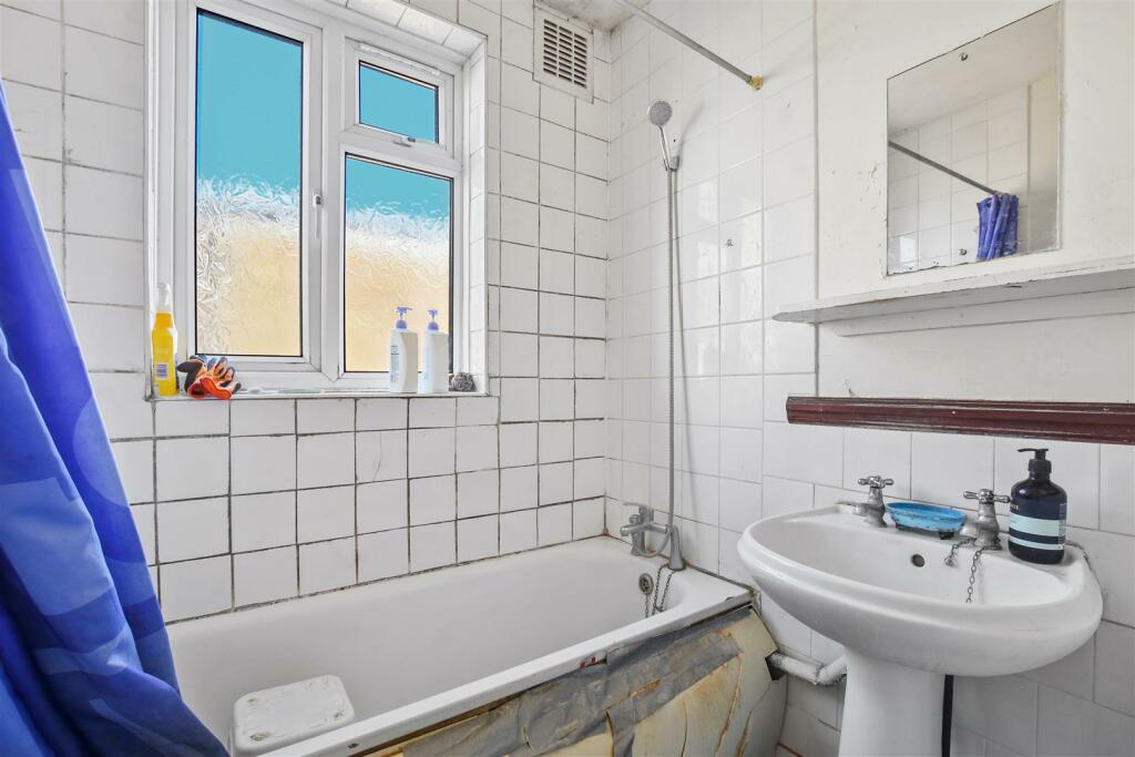 01-cd61GCWT - FFF 78 Wakeman Road - Bathroom -Orig