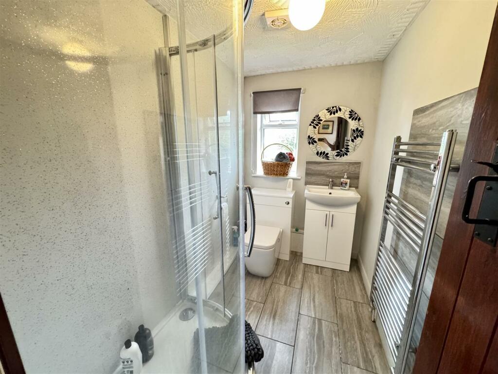 MODERN BATHROOM