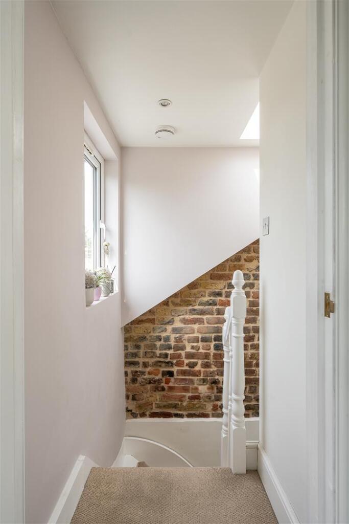 Claude Road, E10
