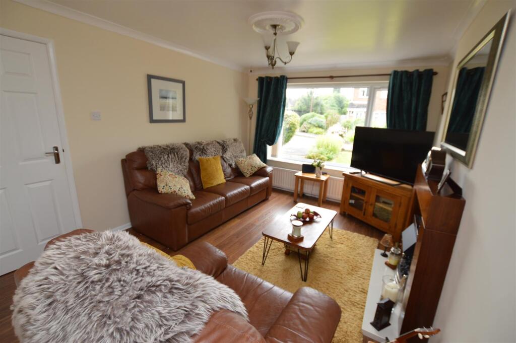 Open plan lounge/dining room