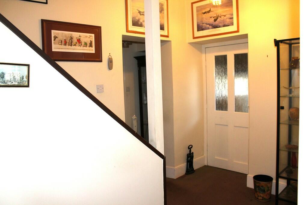 Entrance door to ...