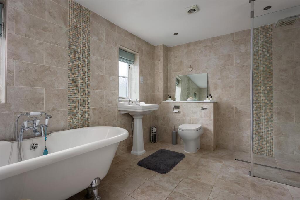 52 - 1 Holm Oaks - GL7 2RQ - Web.jpg