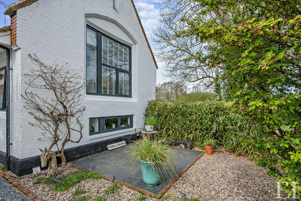 8590702-exteriorw...