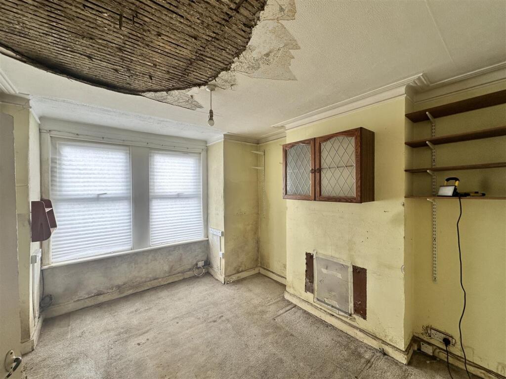 University Road Colliers Wood London 2 bed flat fo