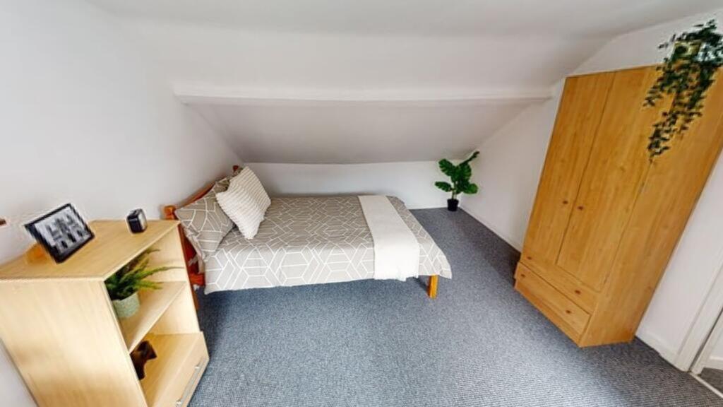 A cozy and inviting double bedroom, perfect for...