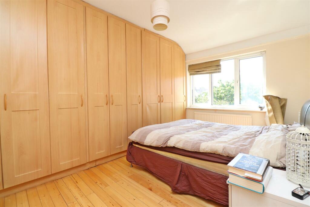 HR bedroom 1.JPG