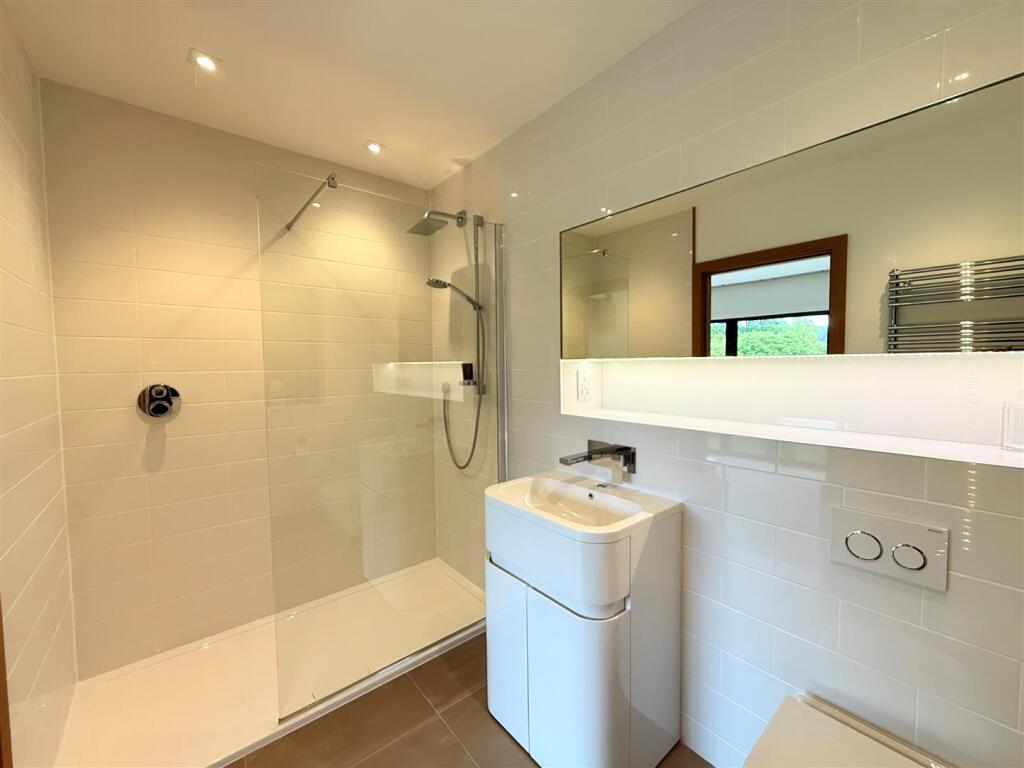 ensuite rear bedroom.jpg