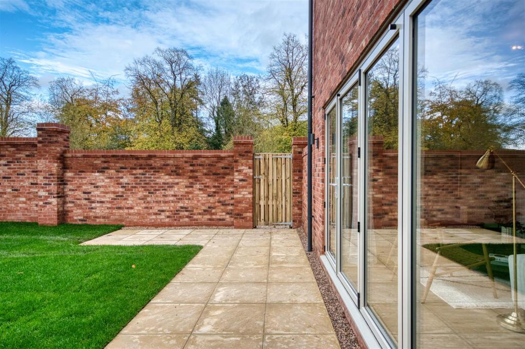 Rear Garden - dining patio.jpg