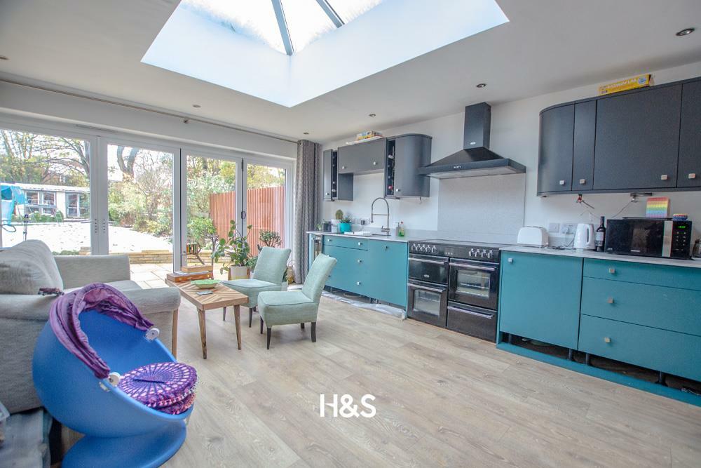 69 lodge road kitchen..jpg