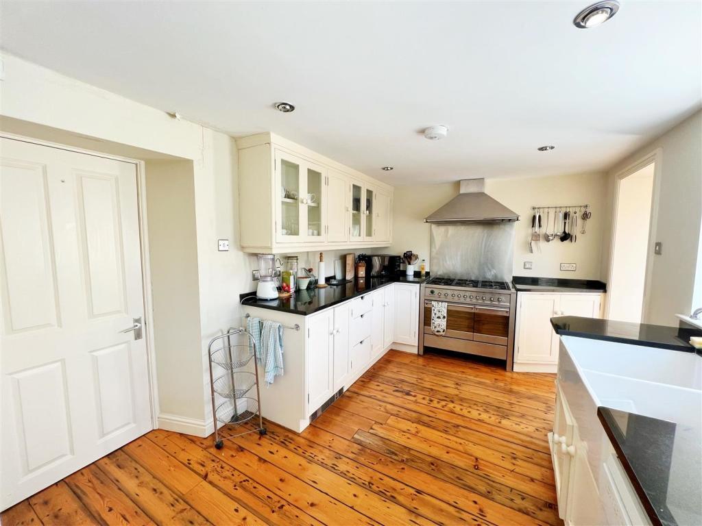 Kitchen 2.jpg