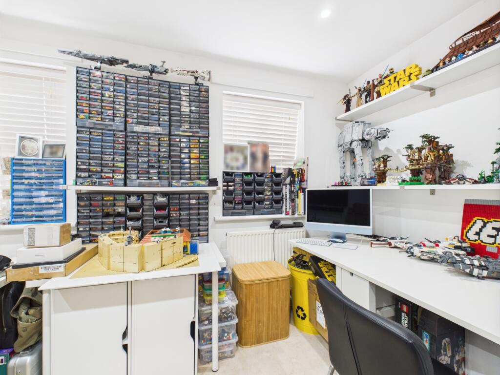 CAM03729G0-PR0057-STILL028