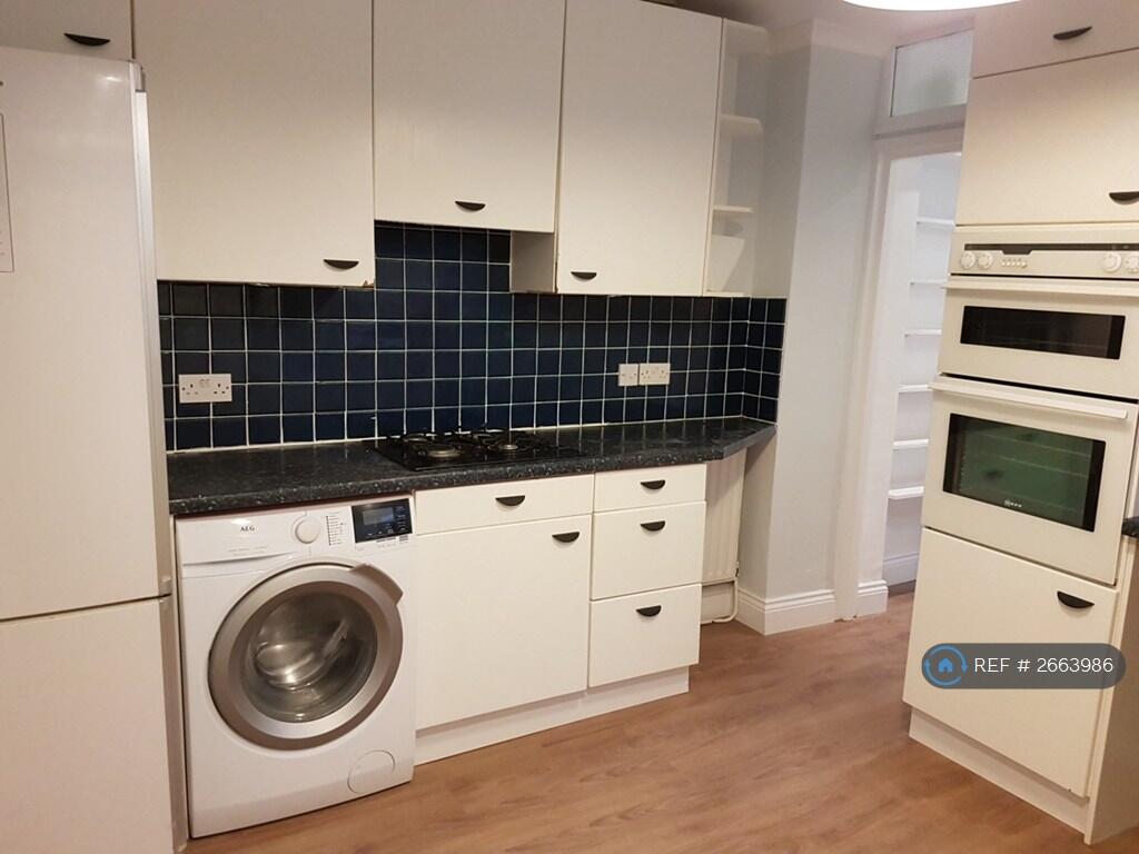 Fitted Kitchen With All Mod Cons