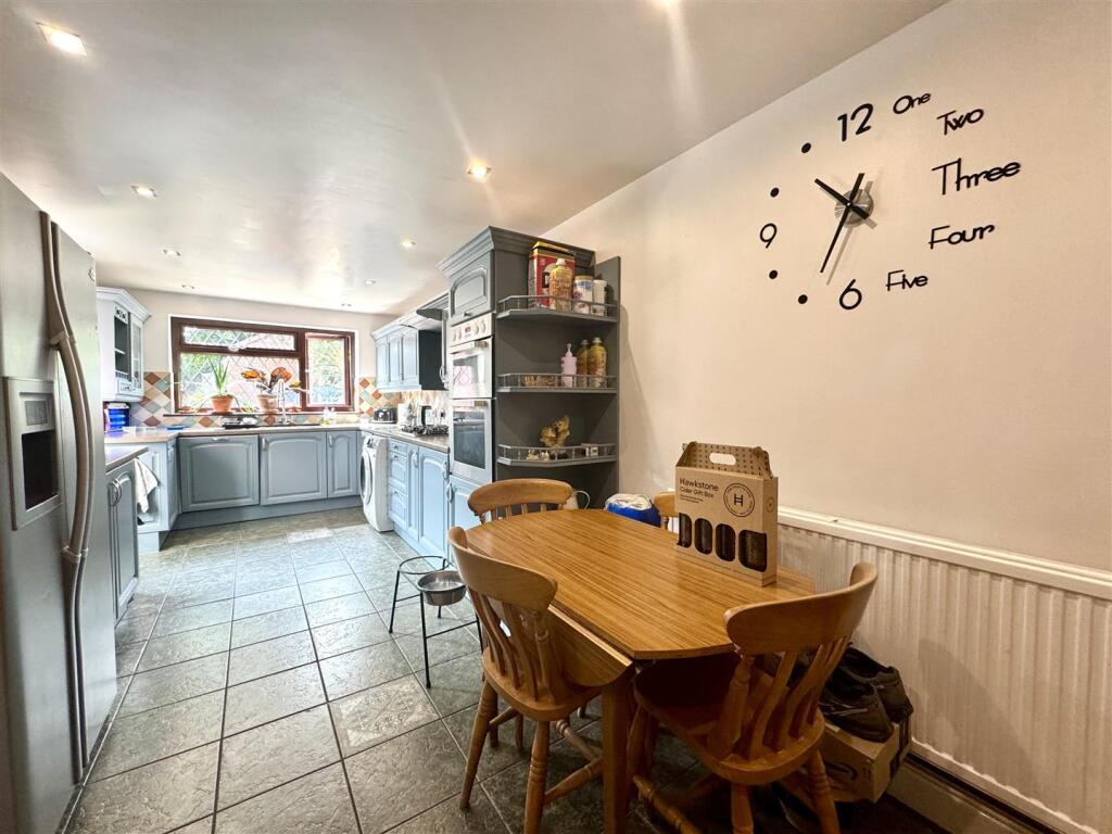 KITCHEN/BREAKFAST ROOM