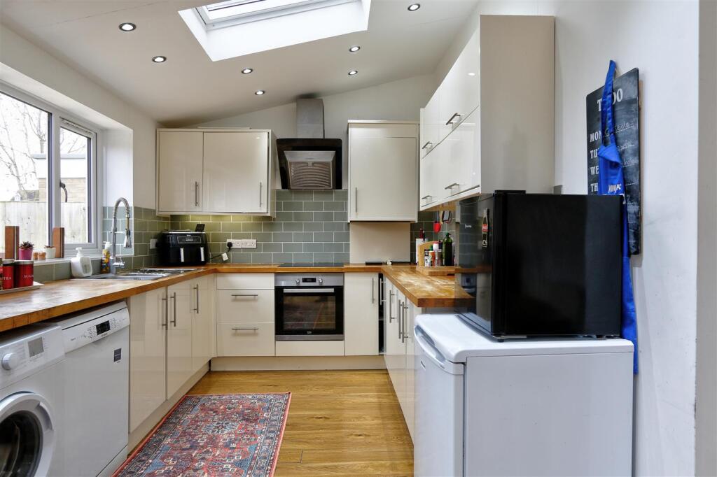 Kitchen 2.jpg