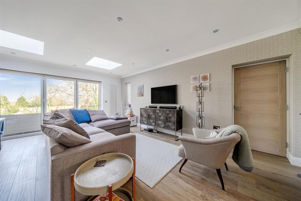 Open Plan Kitchen/Diner/Family Room: