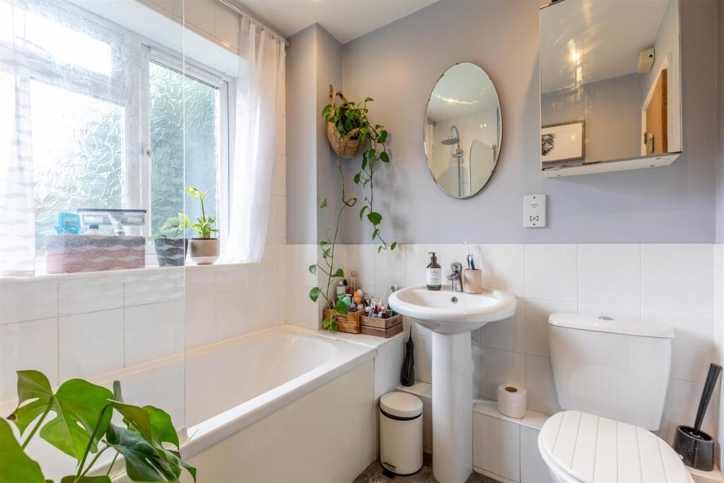 Lincombe Road, Downend Bathroom 2.jpg