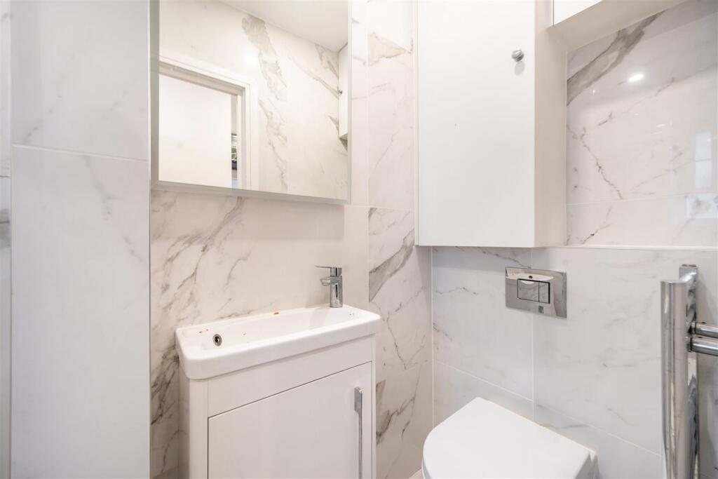 Second bathroom).JPG