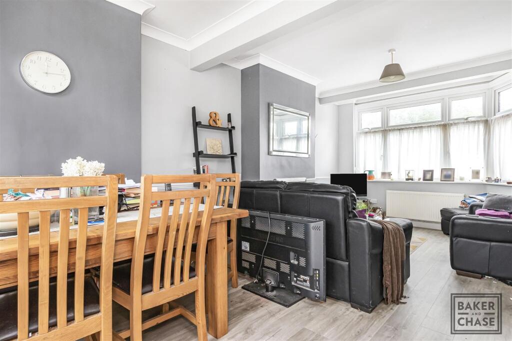 Lounge/Kitchen (Open-Plan)