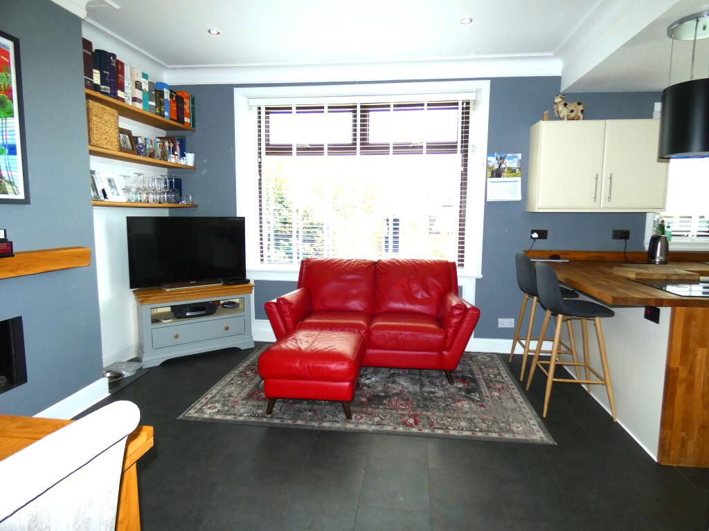 KITCHEN / DINING