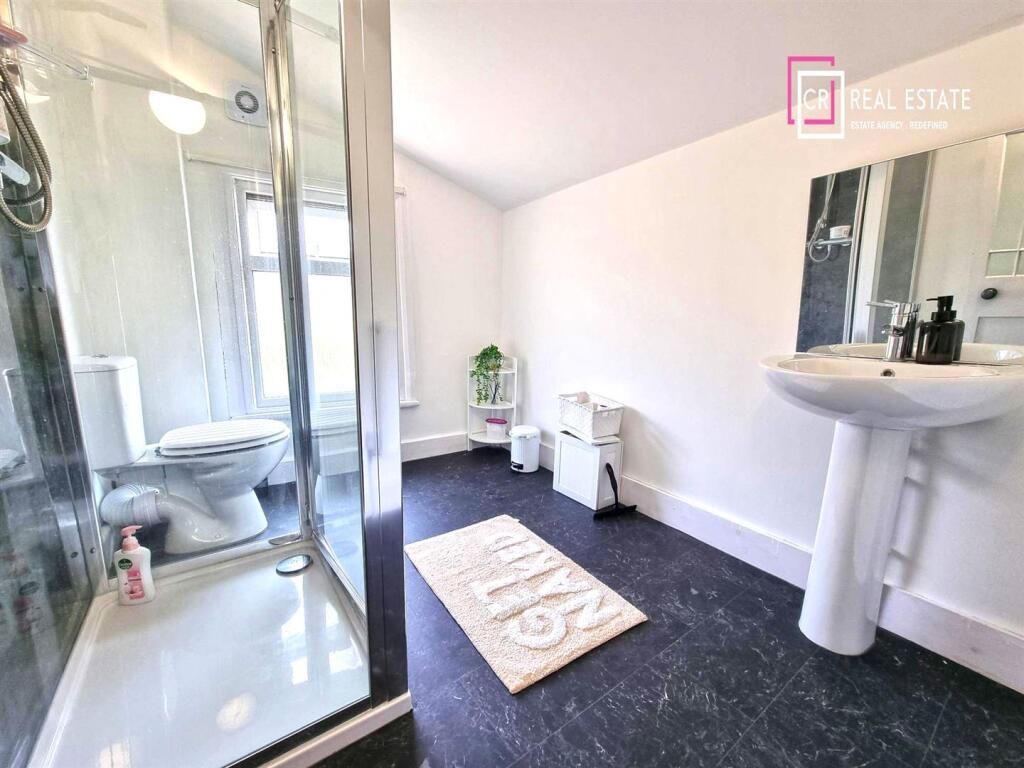 SHARED SHOWER ROOM