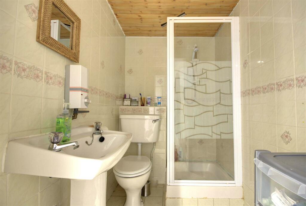 SHOWER ROOM