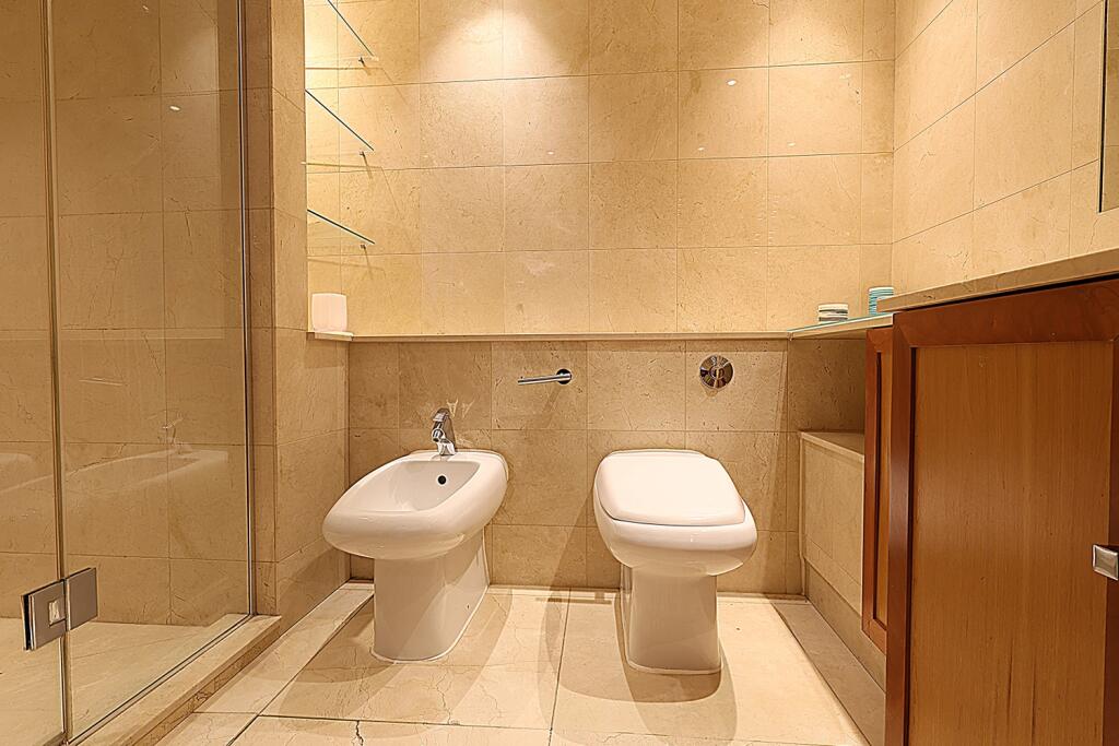 En Suite (Bedroom 1)