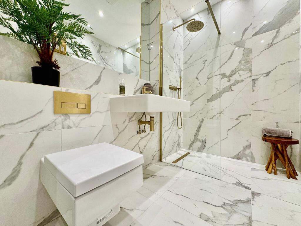 Family shower room
