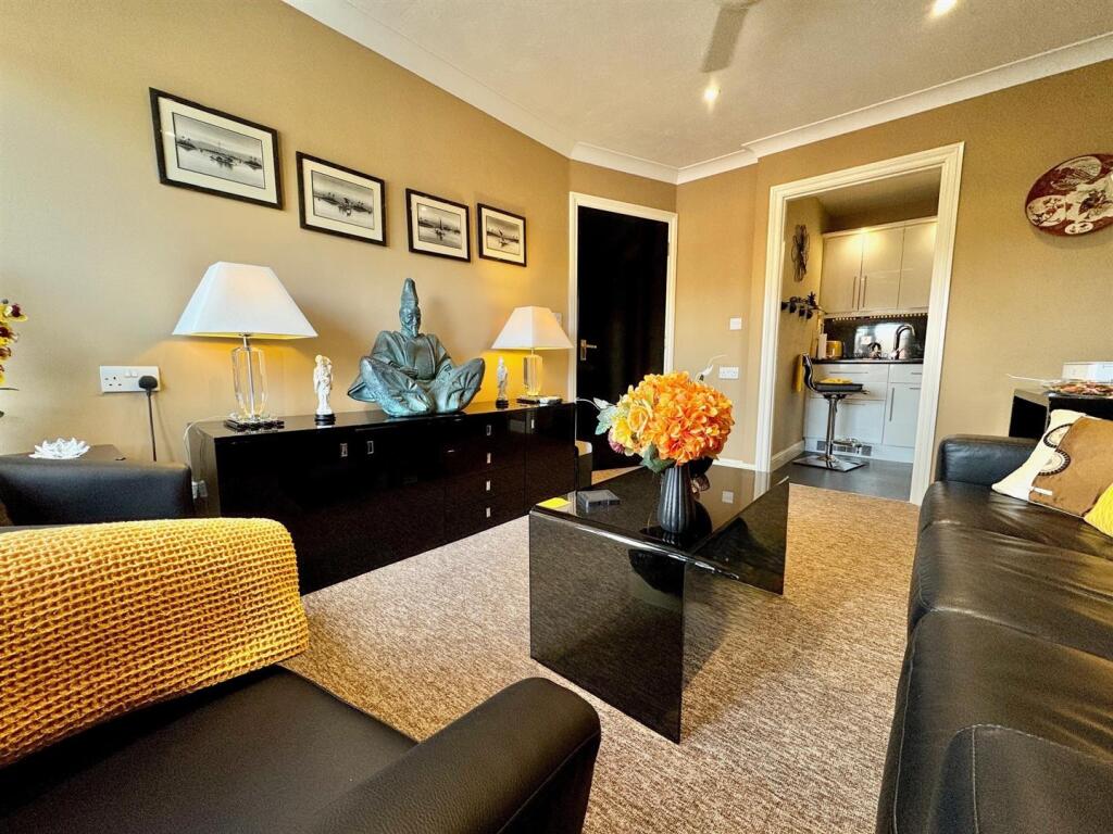 lounge2.jpg