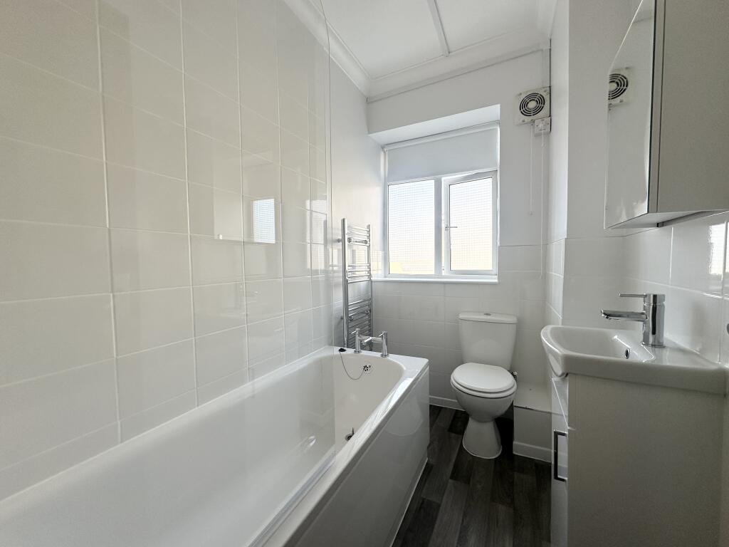 6 - BATHROOM.jpg