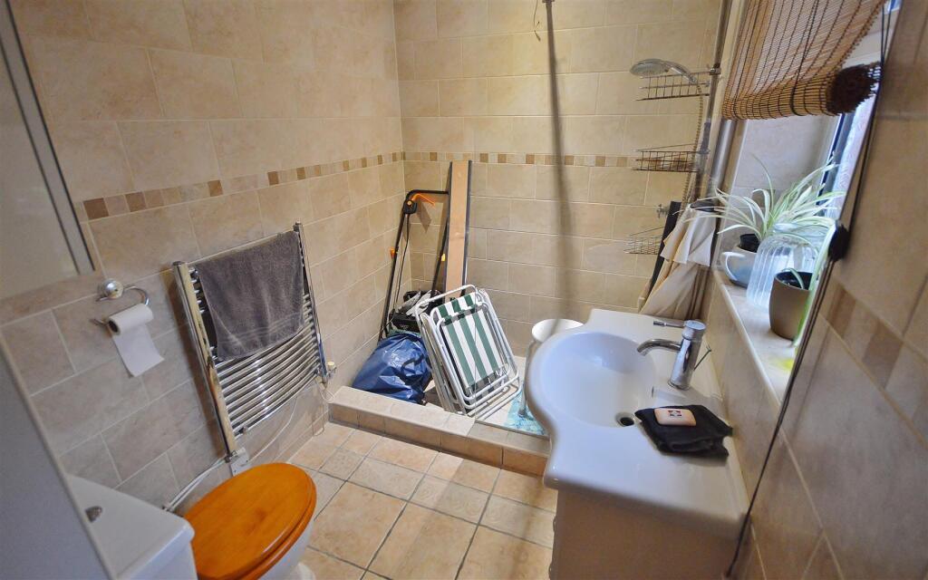 GROUND FLOOR SHOWER ROOM