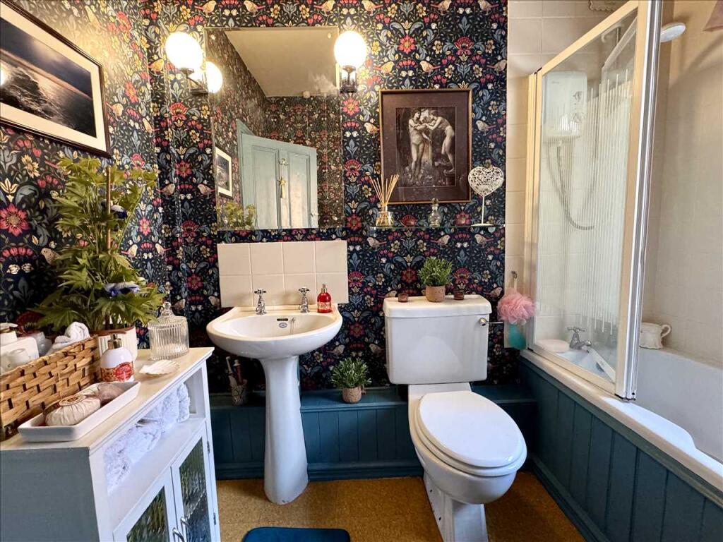 FAMILY BATHROOM