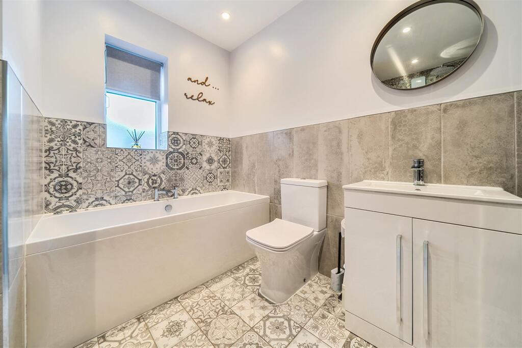 EN SUITE BATHROOM