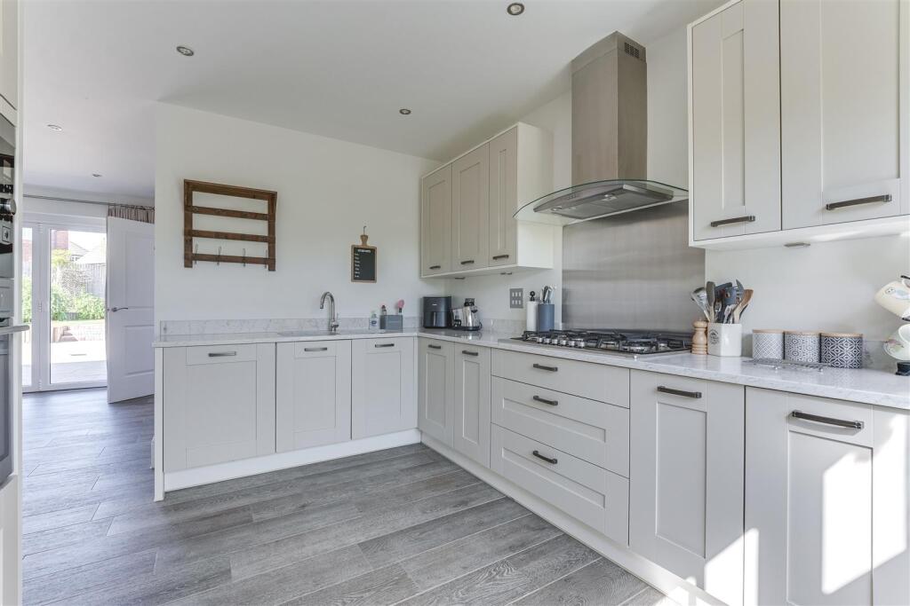 Kitchen a.jpg